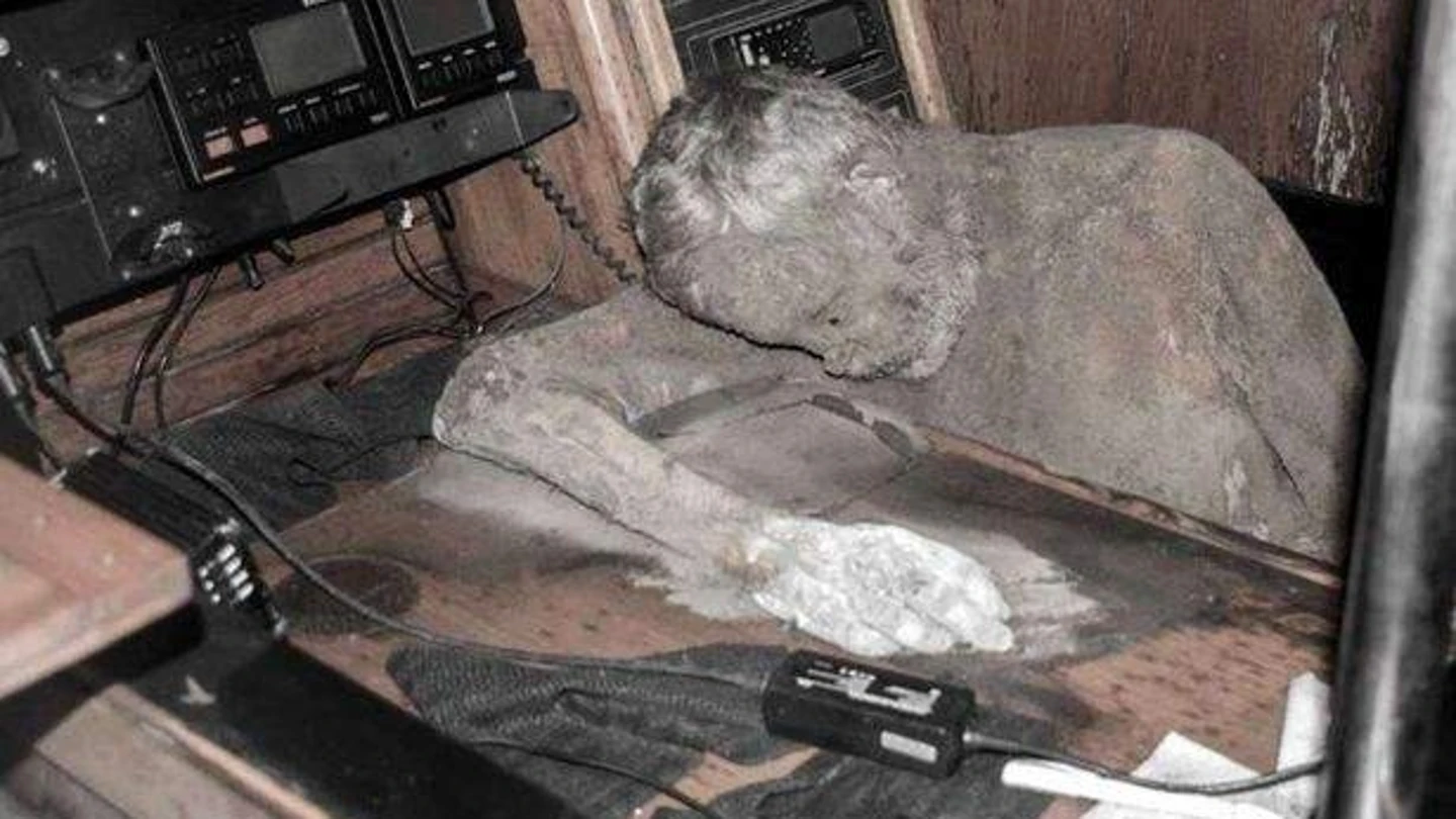 Hallan el cuerpo de un hombre momificado en su barco Hallan el cuerpo de un hombre momificado en su barco