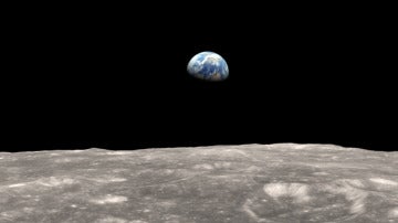 Recreación de la superficie lunar con la tierra al fondo