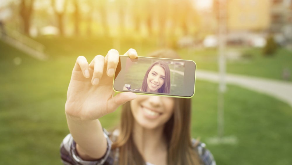 En los selfies te ves mal porque la lente deforma tu cara, pero en ...