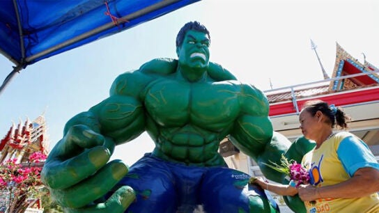 Imagen de la estatua de Hulk a la entrada del templo
