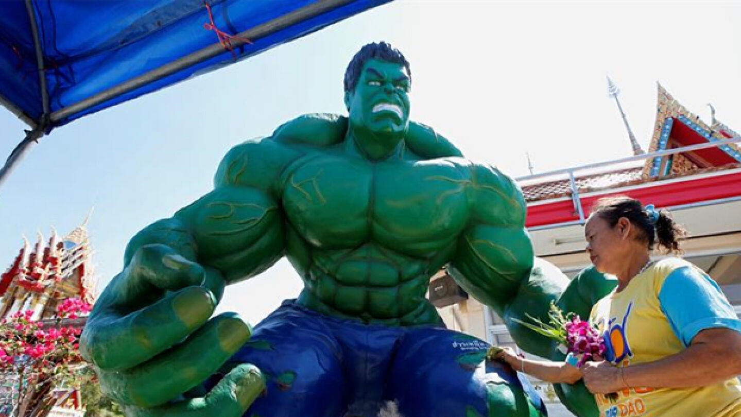 Imagen de la estatua de Hulk a la entrada del templo