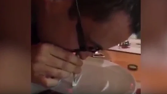 Imagen del sacerdote consumiendo cocaína Imagen del sacerdote consumiendo cocaína
