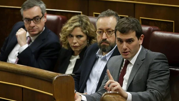 Albert Rivera con su grupo en el Congreso