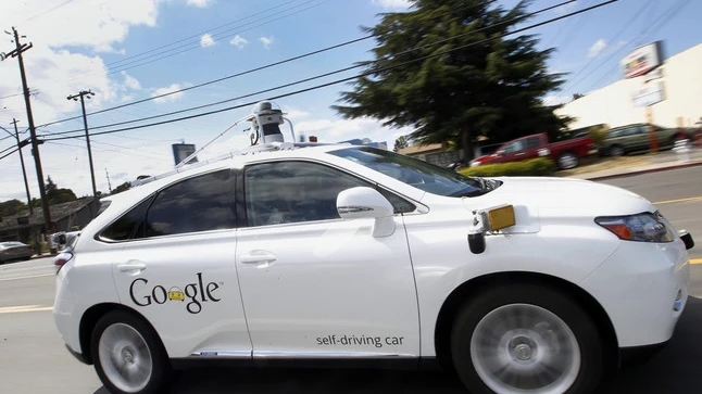 El coche sin conductor Lexus de Google, circulando por las calles de Mountain View (California). El coche sin conductor Lexus de Google, circulando por las calles de Mountain View (California).