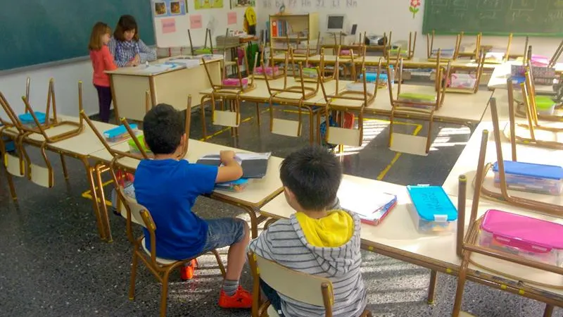 Vista general de unos niños en el colegio