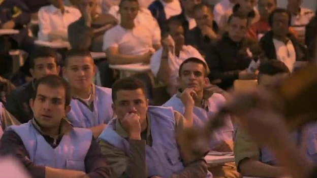 Presos escuchando música clásica Presos escuchando música clásica
