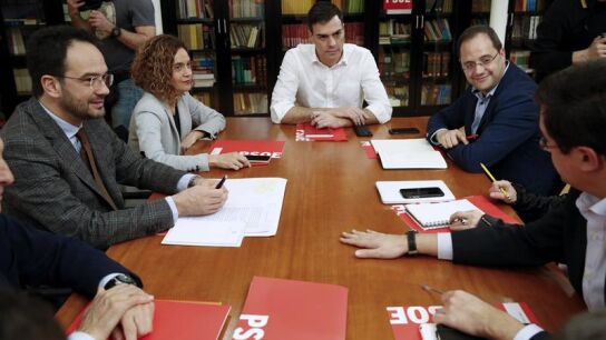 Pedro S&aacute;nchez y su equipo negociador