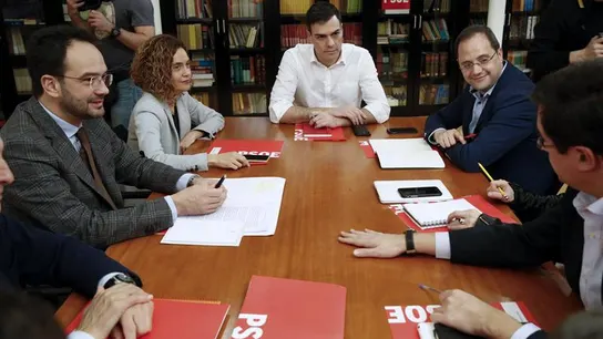 Pedro Sánchez y su equipo negociador Pedro Sánchez y su equipo negociador