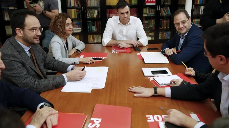 Pedro Sánchez y su equipo negociador