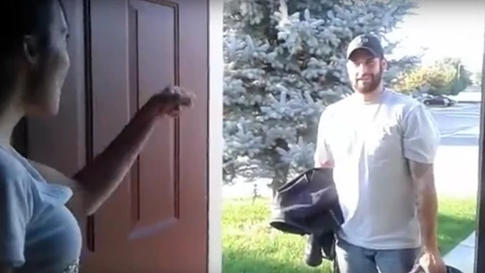Momento en el que marido llega a la casa de la amiga de su mujer Momento en el que marido llega a la casa de la amiga de su mujer