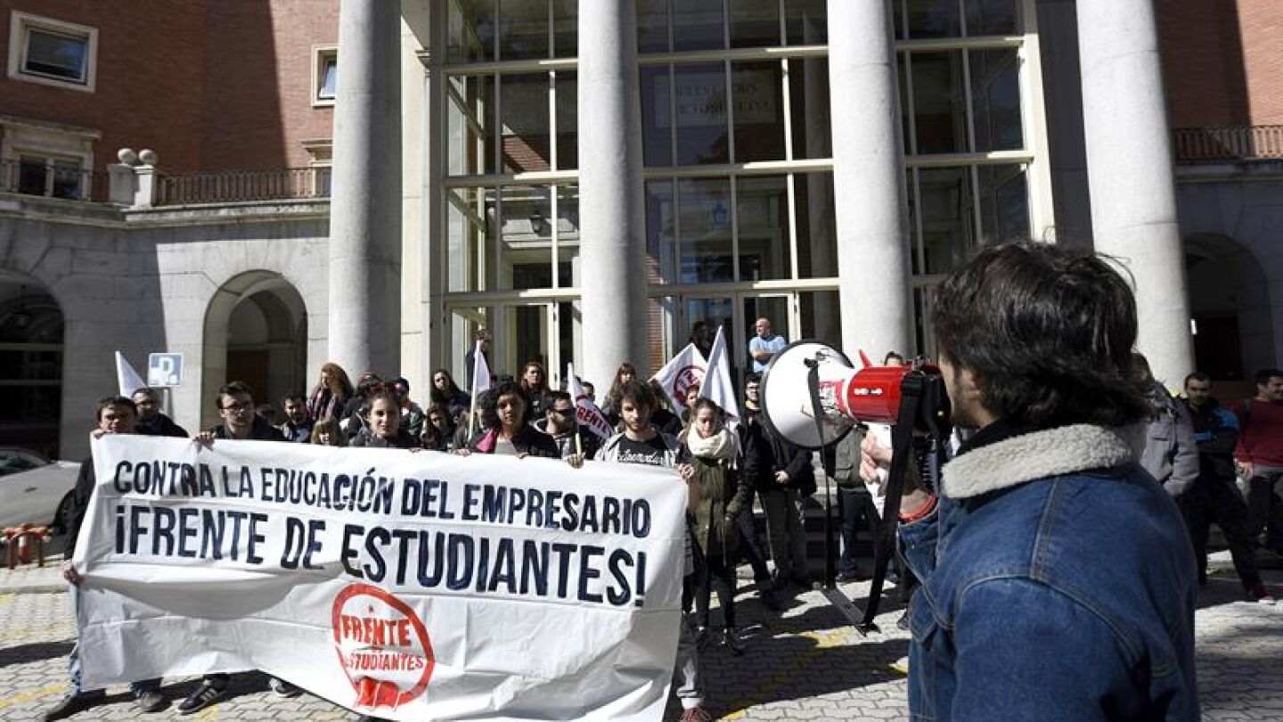 Grupo de estudiantes frente al Rectorado de la Complutense, Madrid
