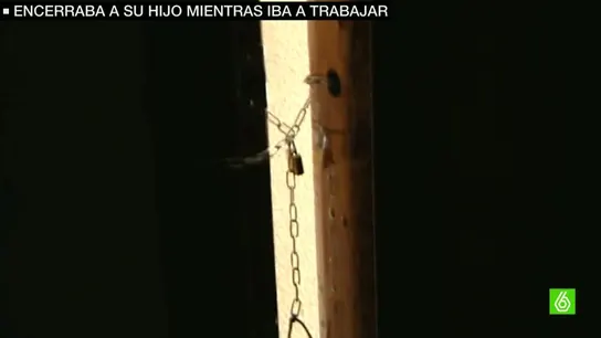 Una puerta con cadenas Una puerta con cadenas
