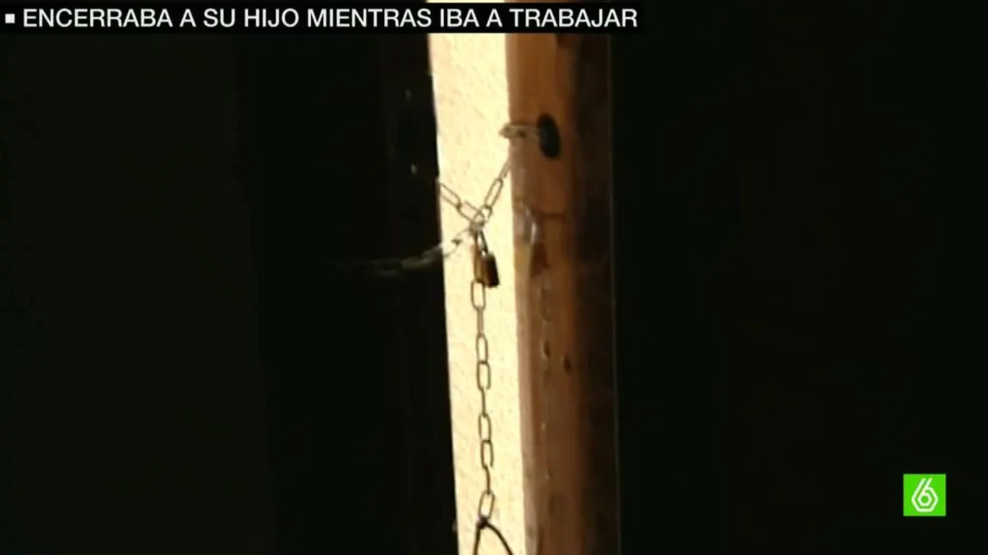 Una puerta con cadenas Una puerta con cadenas