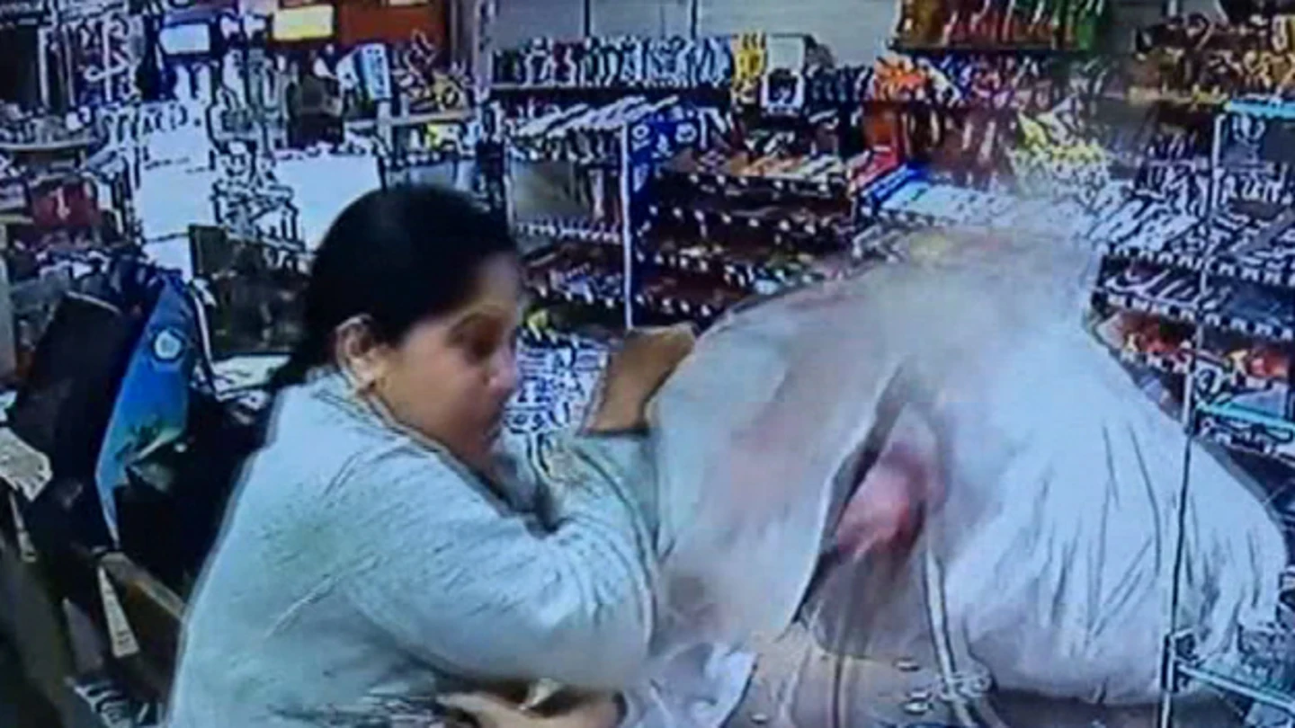 Imagen del momento en el que la cajera golpe al ladrón Imagen del momento en el que la cajera golpe al ladrón