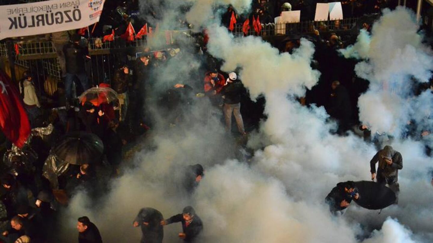 La polic&iacute;a turca emplea gas lacrim&oacute;geno para entrar en 'Zaman'