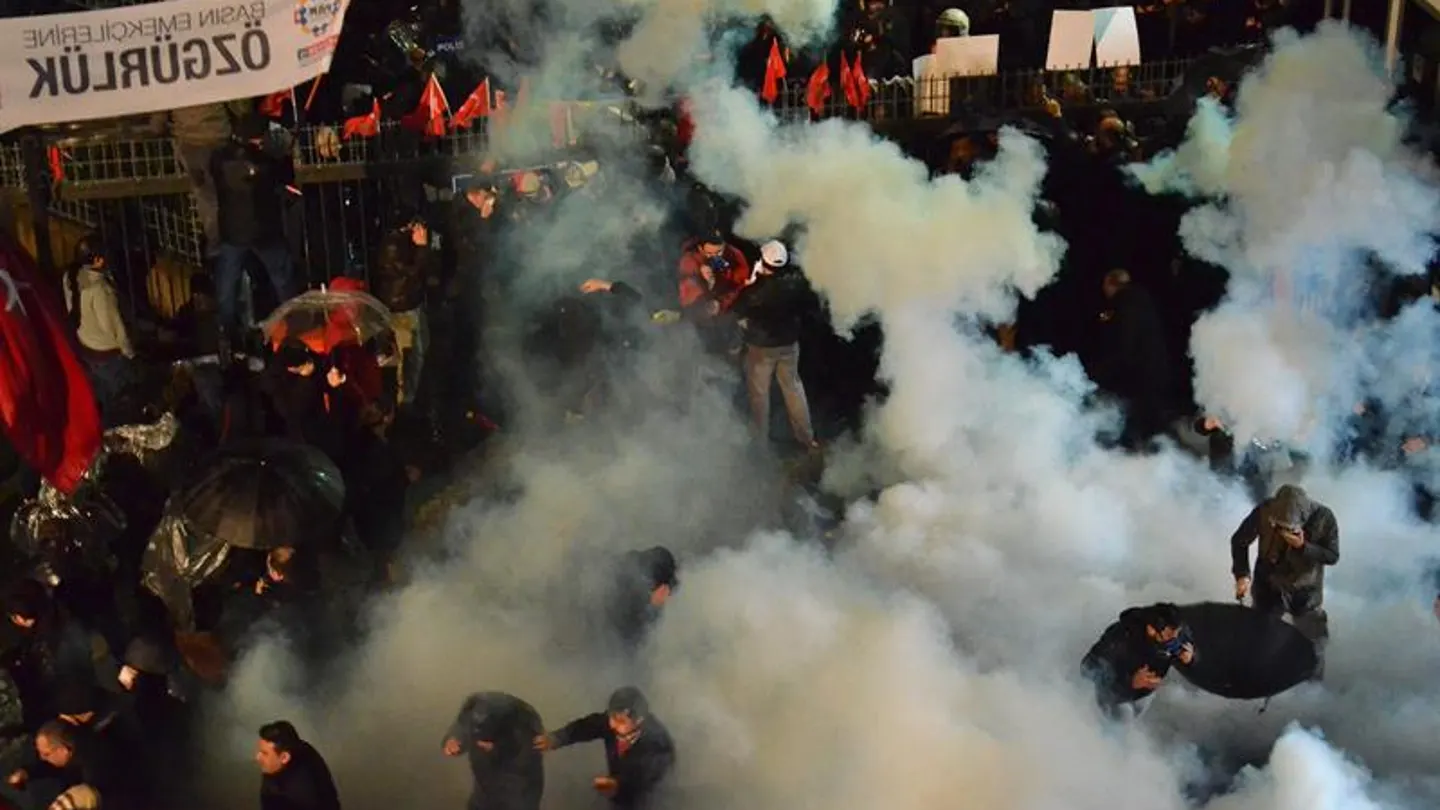La policía turca emplea gas lacrimógeno para entrar en 'Zaman' La policía turca emplea gas lacrimógeno para entrar en 'Zaman'