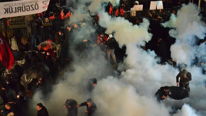 La policía turca emplea gas lacrimógeno para entrar en 'Zaman' La policía turca emplea gas lacrimógeno para entrar en 'Zaman'