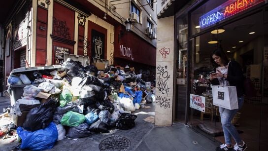 Una "monta&ntilde;a" de basura que se va acumulando en las calles del centro de M&aacute;laga