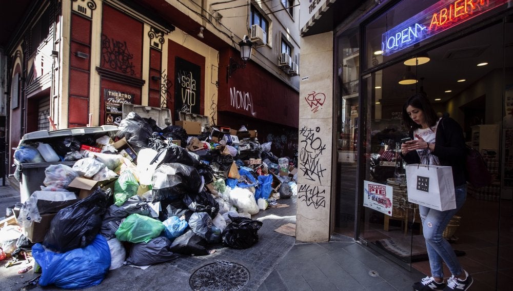 Una "montaña" de basura que se va acumulando en las calles del centro de Málaga