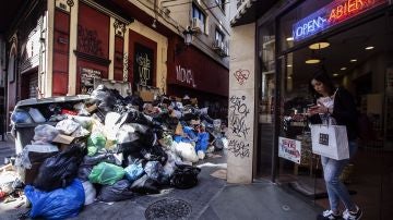 Una "montaña" de basura que se va acumulando en las calles del centro de Málaga