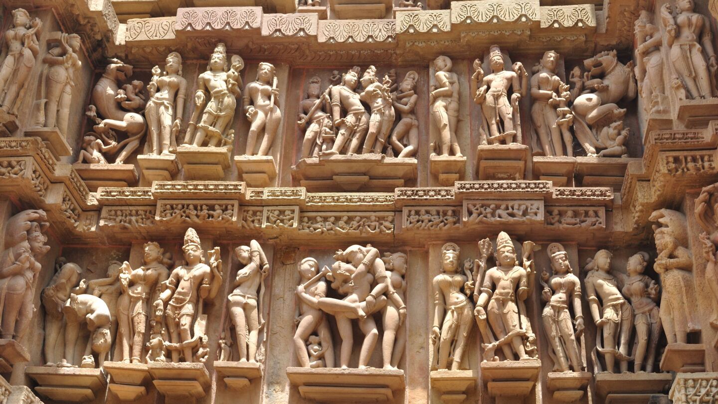 El templo de Khajuraho expone en su fachada algunas de las posturas que aparecen en el 'Kamasutra'