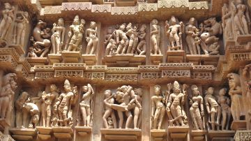 El templo de Khajuraho expone en su fachada algunas de las posturas que aparecen en el 'Kamasutra'