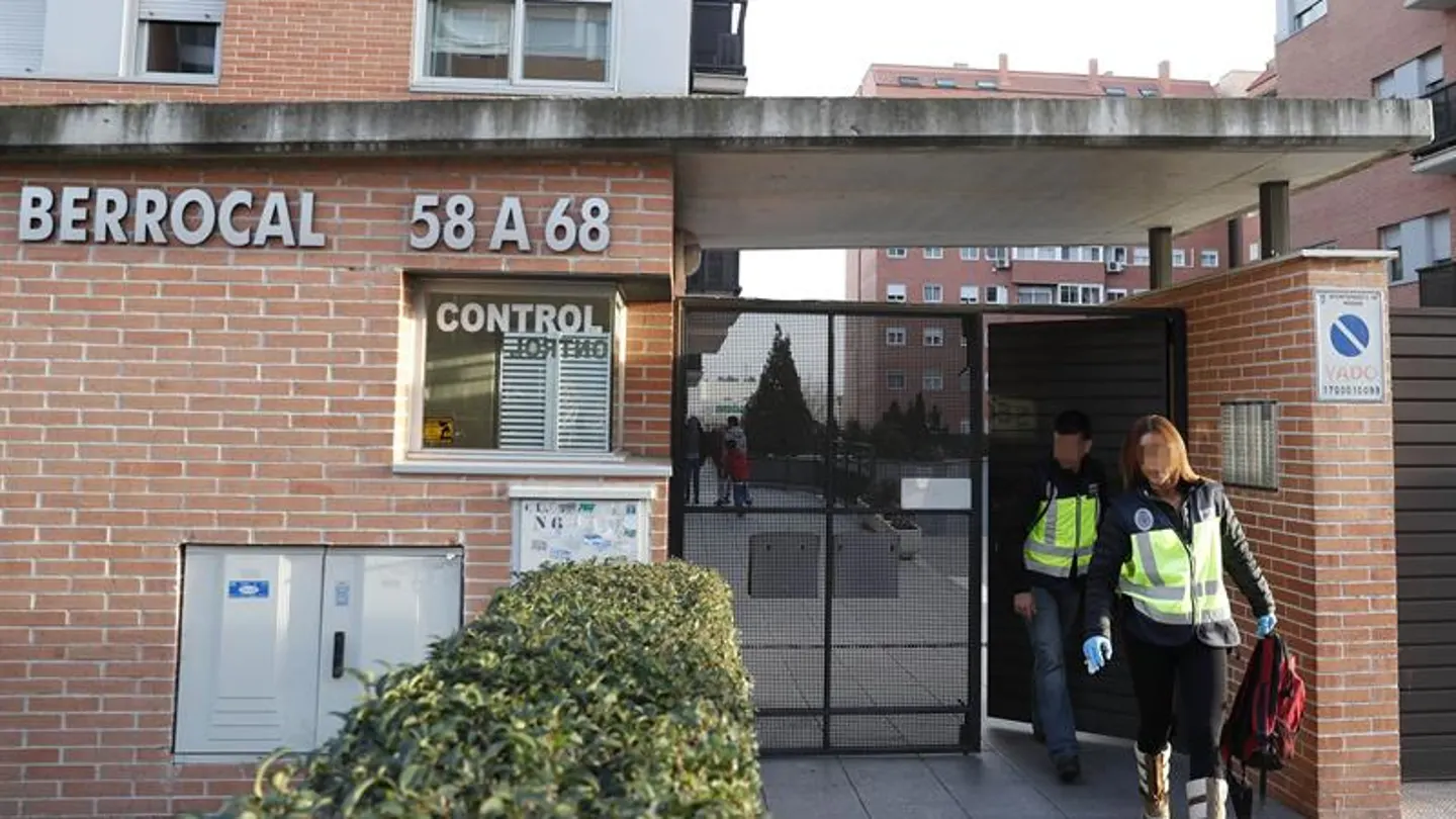 Agentes de la Policía científica salen del bloque de viviendas donde se ha producido un tiroteo Agentes de la Policía científica salen del bloque de viviendas donde se ha producido un tiroteo