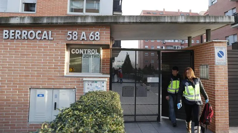 Agentes de la Policía científica salen del bloque de viviendas donde se ha producido un tiroteo Agentes de la Policía científica salen del bloque de viviendas donde se ha producido un tiroteo