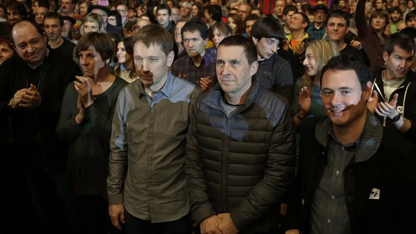 Miles de personas recibe a Otegi durante un acto por su excarcelación Miles de personas recibe a Otegi durante un acto por su excarcelación