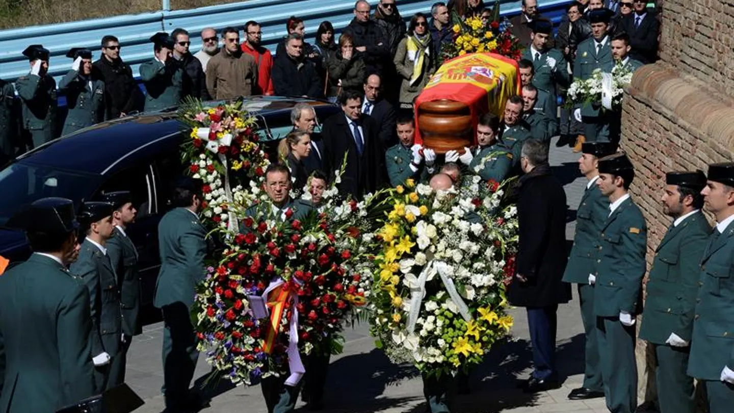 Vecinos y autoridades desfilan por la capilla ardiente del guardia civil arrollado en Huesca Vecinos y autoridades desfilan por la capilla ardiente del guardia civil arrollado en Huesca