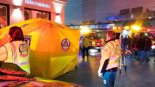 Servicios de emergencias montando un hospital de campaña en el lugar del suceso Servicios de emergencias montando un hospital de campaña en el lugar del suceso