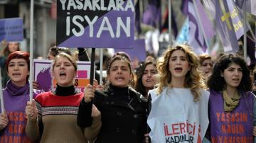 La policía antidisturbios carga contra cientos de mujeres en una manifestación en Turquía