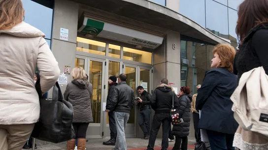Numerosas personas esperan a las puertas de una oficina de empleo Numerosas personas esperan a las puertas de una oficina de empleo