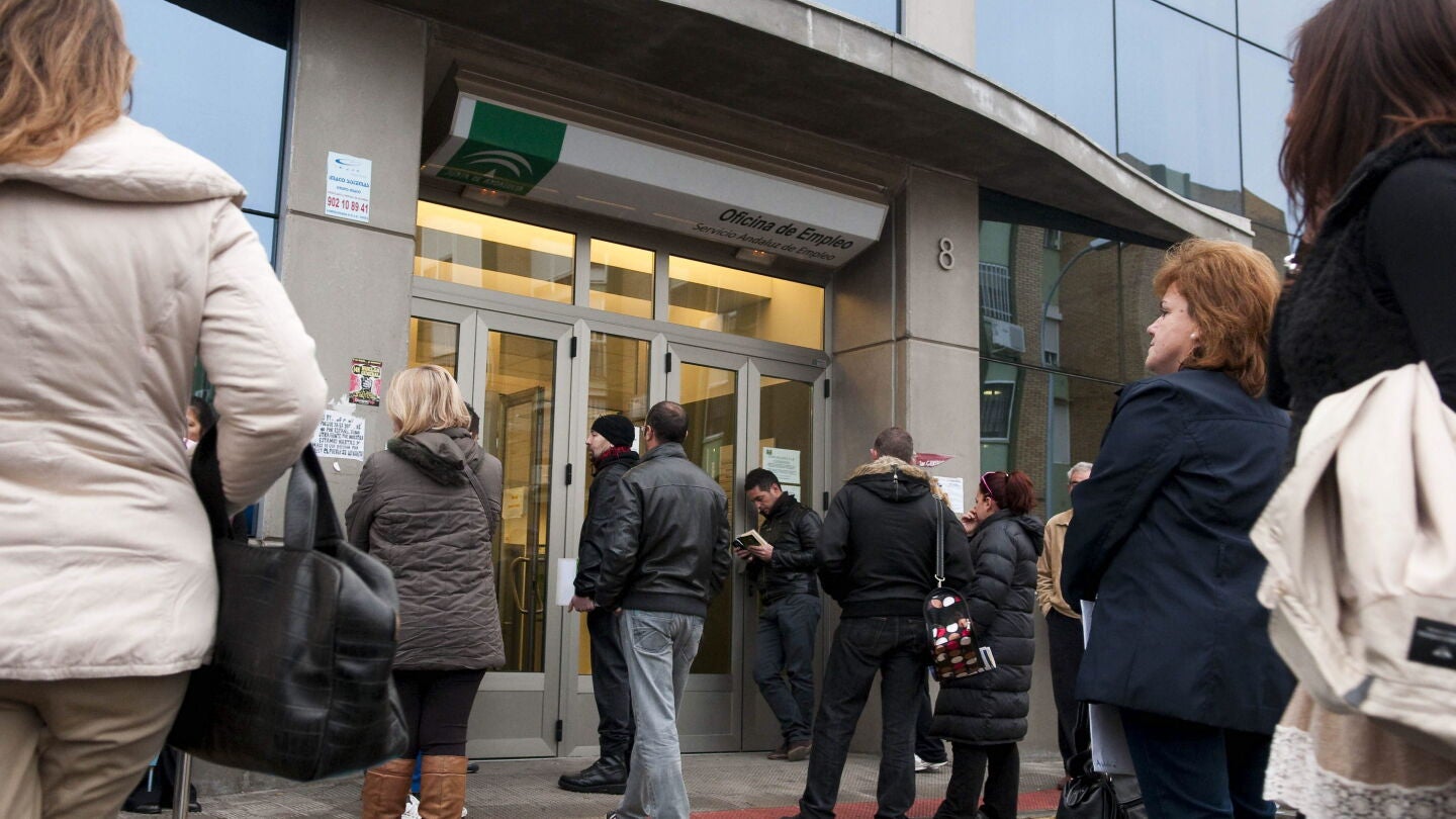 Numerosas personas esperan a las puertas de una oficina de empleo