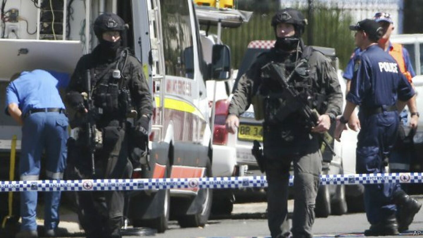 Varios polic&iacute;as durante el tiroteo en Sidney