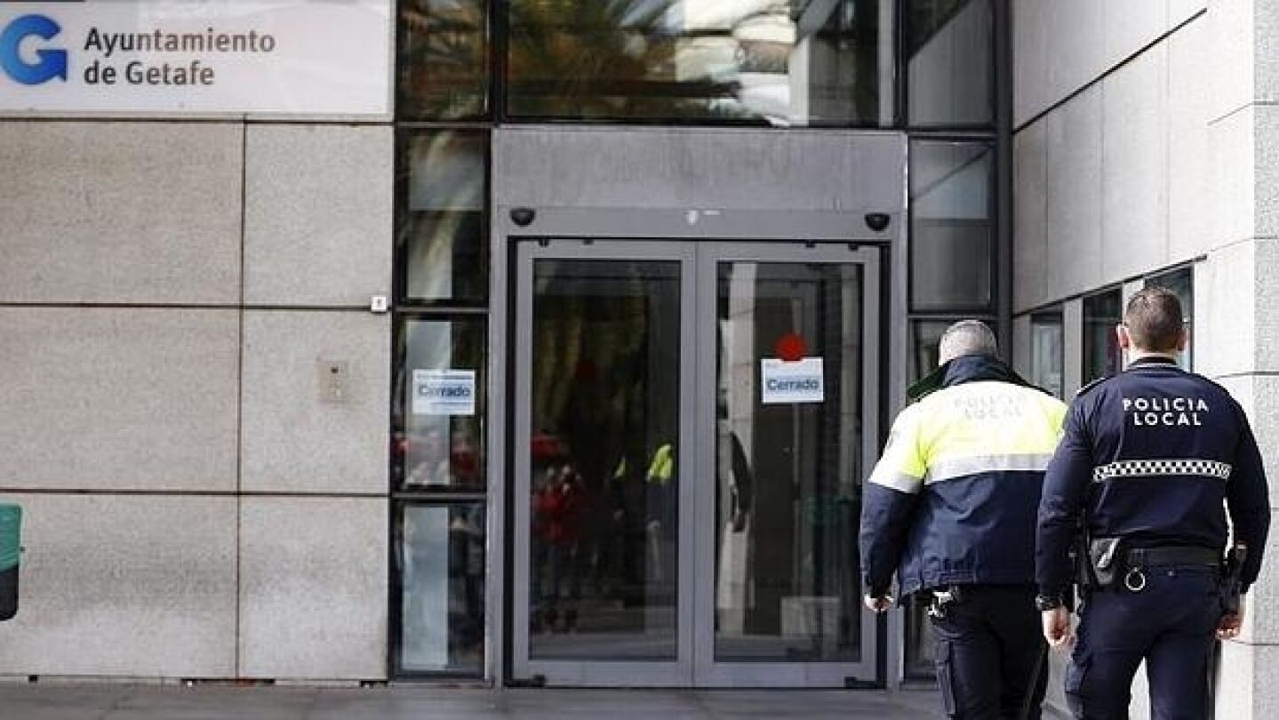 Agentes de la polic&iacute;a registran el Ayuntamiento de Getafe