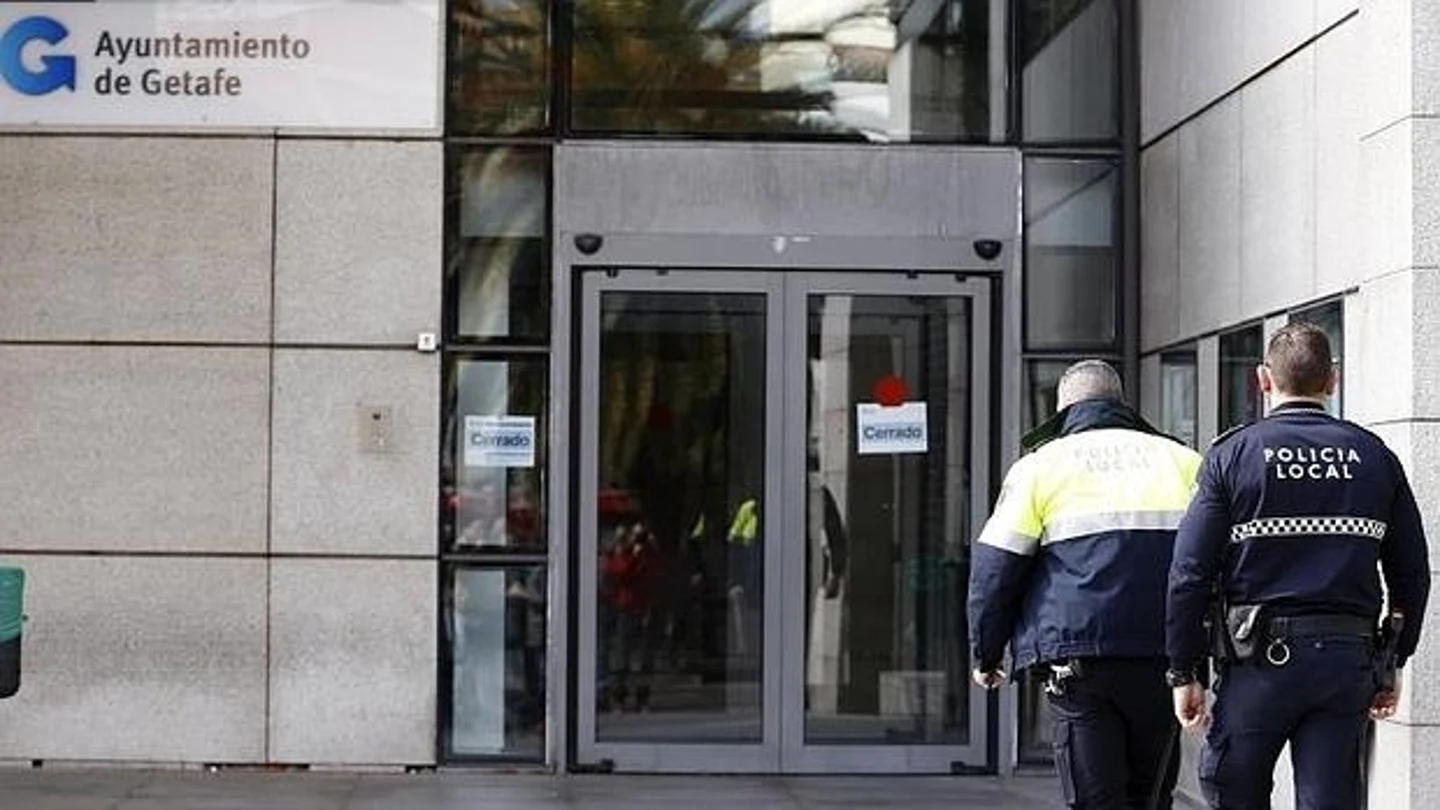 Agentes de la policía registran el Ayuntamiento de Getafe Agentes de la policía registran el Ayuntamiento de Getafe