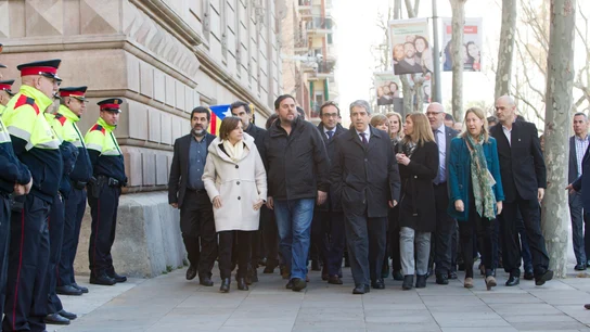 Francesc Homs, rodeado de personas, a su llegada al TSJC Francesc Homs, rodeado de personas, a su llegada al TSJC