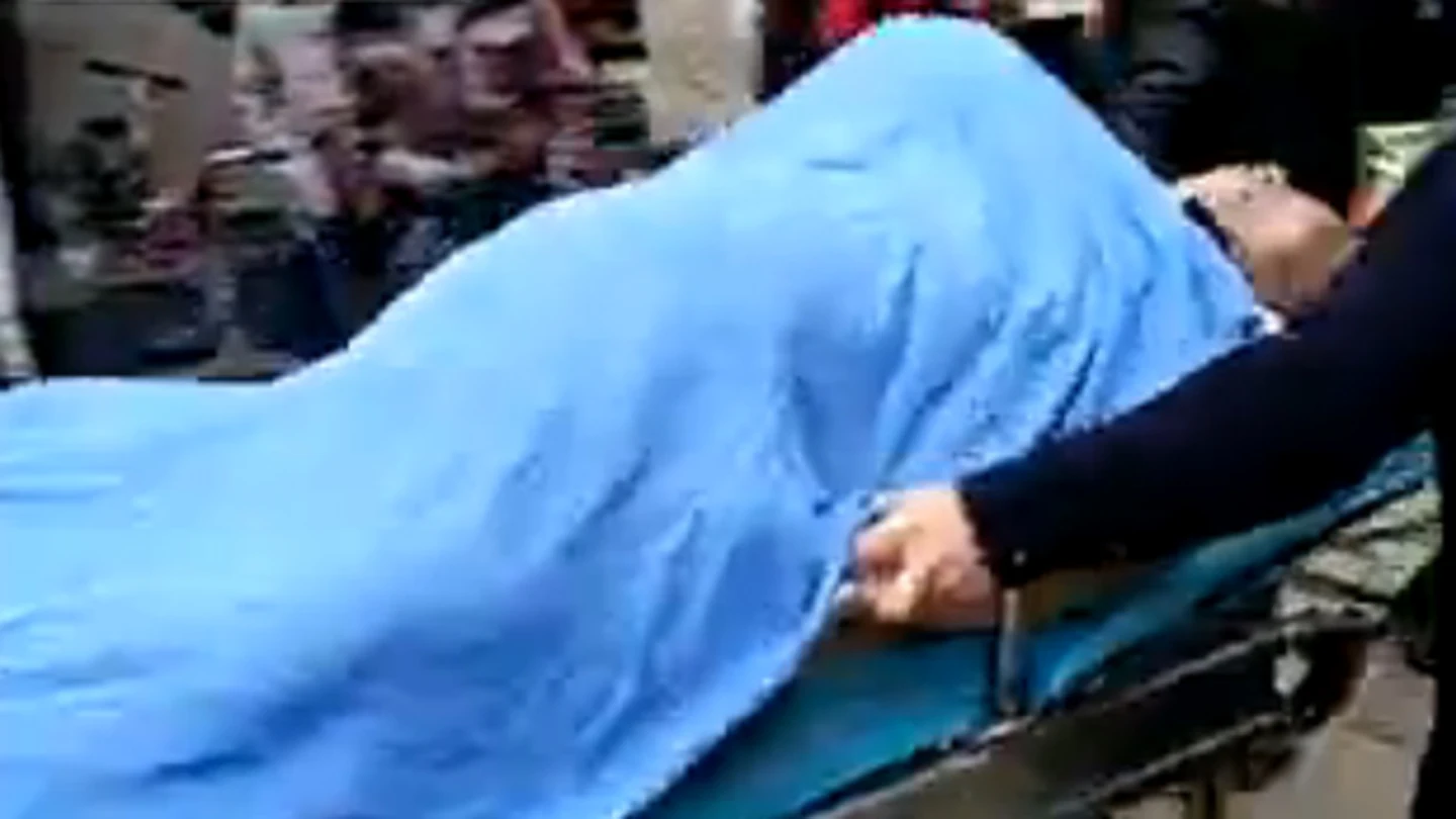 Imagen del fallecido en camilla con la mujer encima tapada por una sabana Imagen del fallecido en camilla con la mujer encima tapada por una sabana