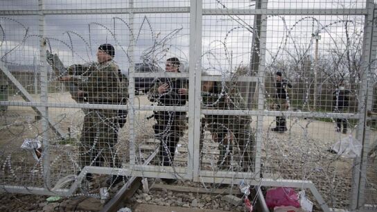 Polic&iacute;as fronterizos macedonios aseguran el acceso fronterizo con Grecia 