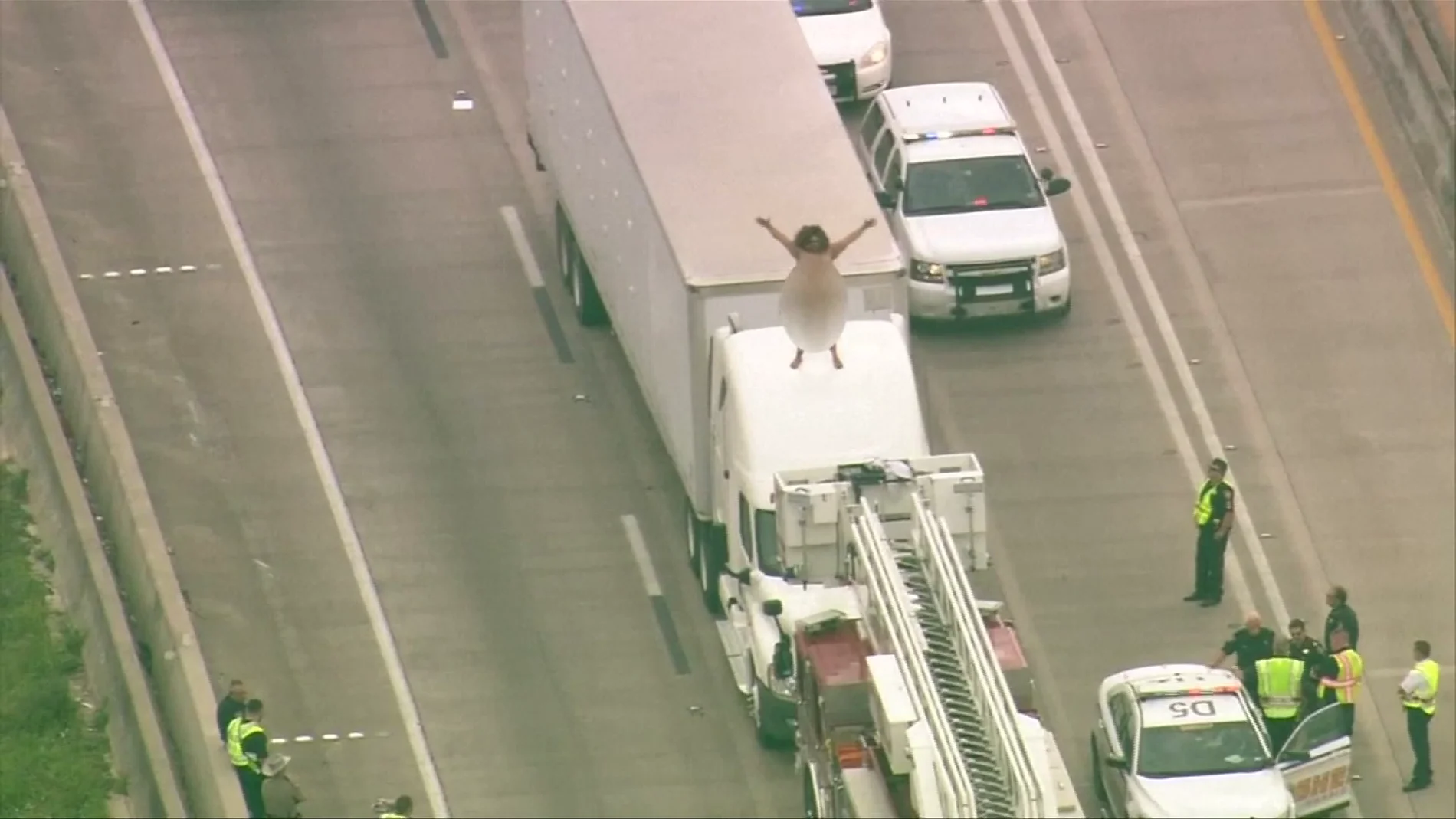 Una mujer sube desnuda al techo de su camión