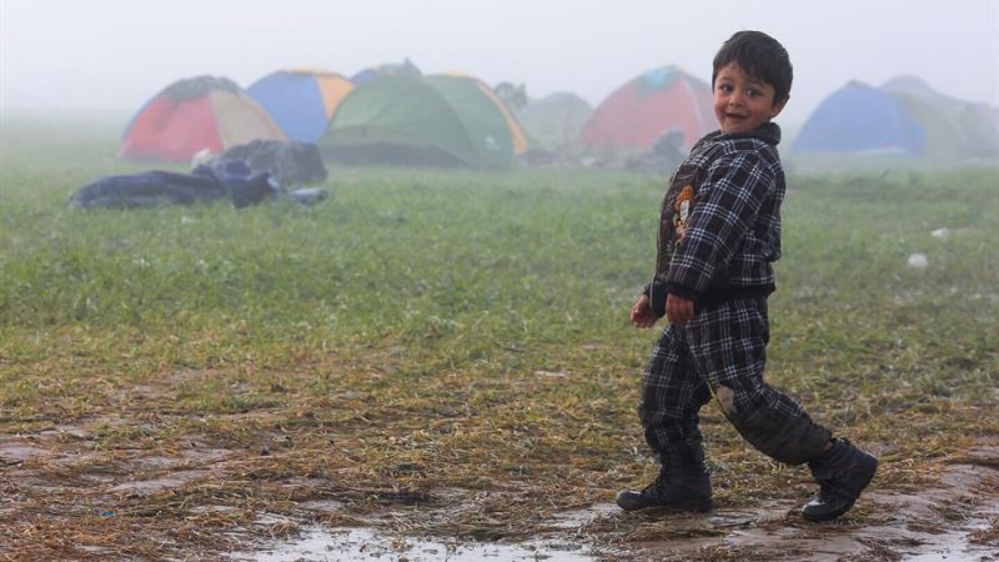 Un ni&ntilde;o camina por el campo de refugiados cerca de Idomeni