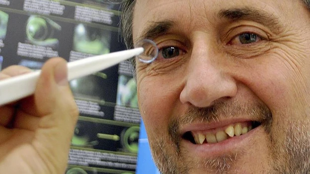 Imagen del investigador Jaume Pauné, con la lente Imagen del investigador Jaume Pauné, con la lente
