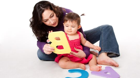 Au pair cuidando a un beb&eacute;