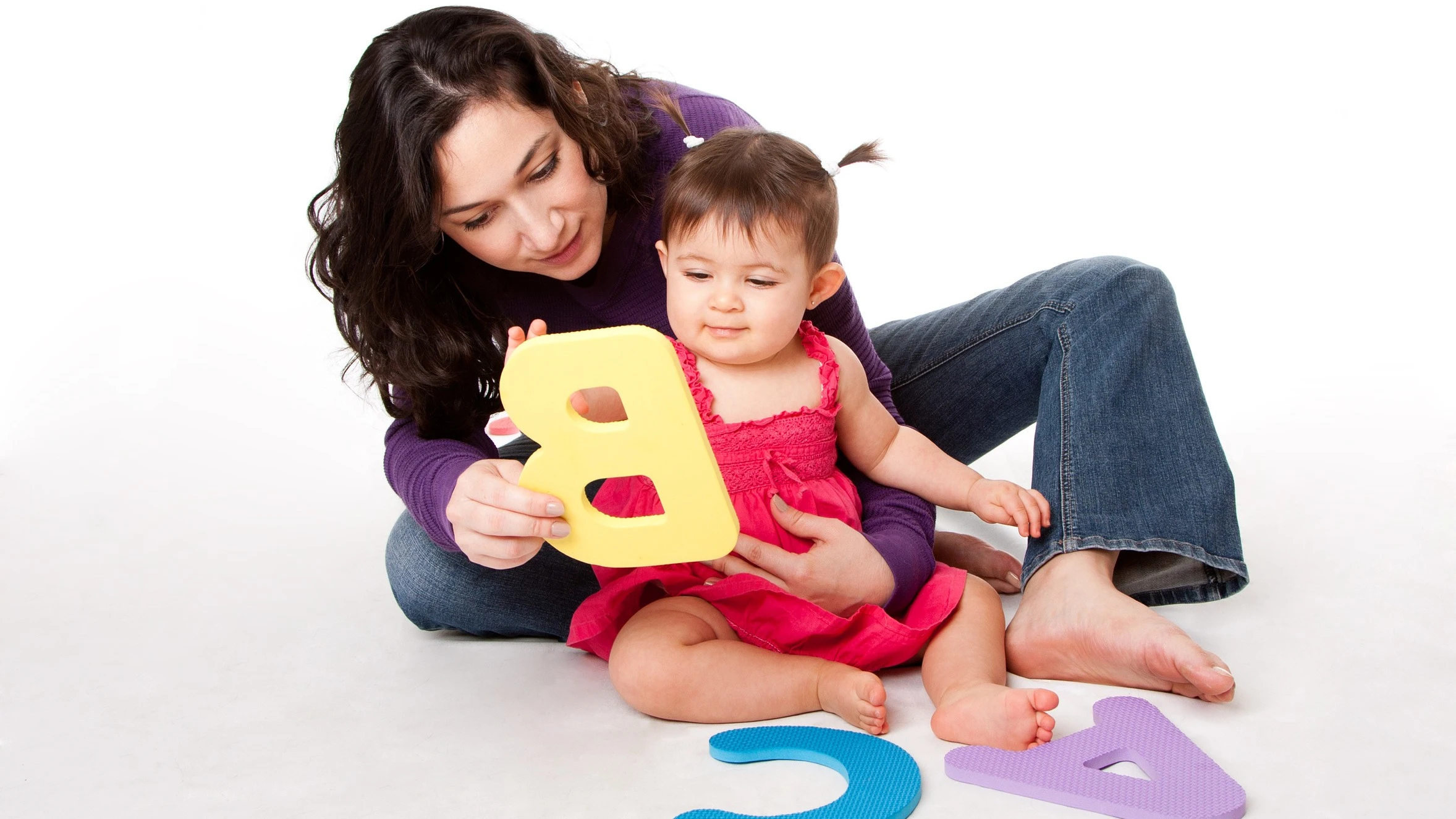 Au pair cuidando a un beb&eacute;