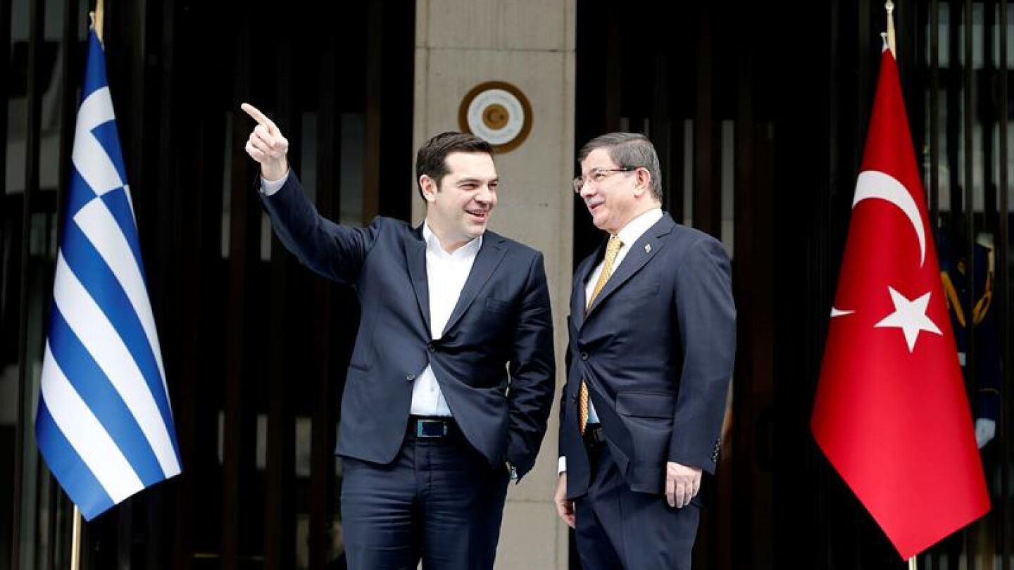 El primer ministro turco, ahmet Davutoglu junto a su hom&oacute;logo griego, Alexis Tsipras