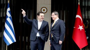 El primer ministro turco, ahmet Davutoglu junto a su homólogo griego, Alexis Tsipras