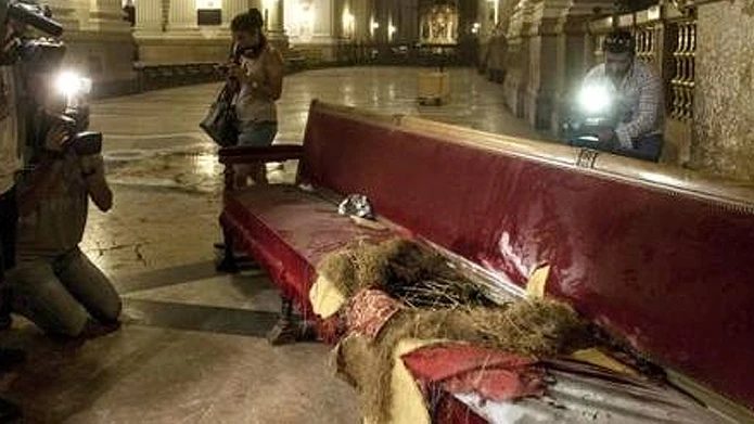 Un banco de la basílica de El Pilar tras la explosión del artefacto Un banco de la basílica de El Pilar tras la explosión del artefacto