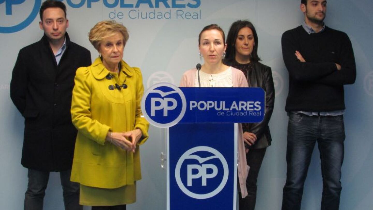 Alejandra Rodr&iacute;guez acompa&ntilde;ada de Carmen Quintanilla y concejales
