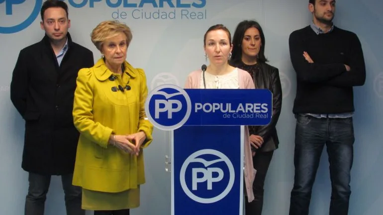 Alejandra Rodr&iacute;guez acompa&ntilde;ada de Carmen Quintanilla y concejales